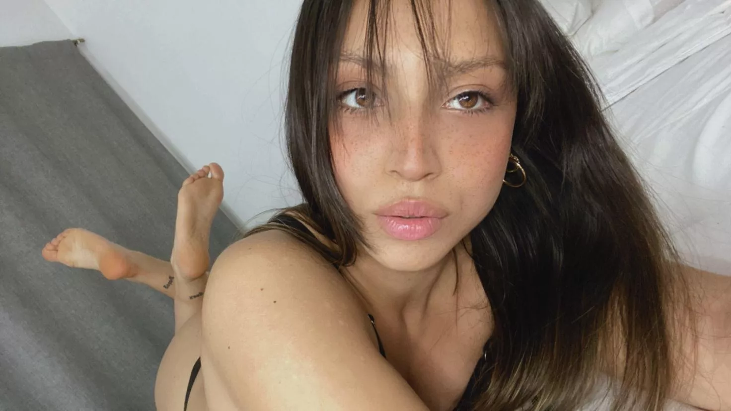 sigh... i juts want someone to entertain my wet pussy 😒