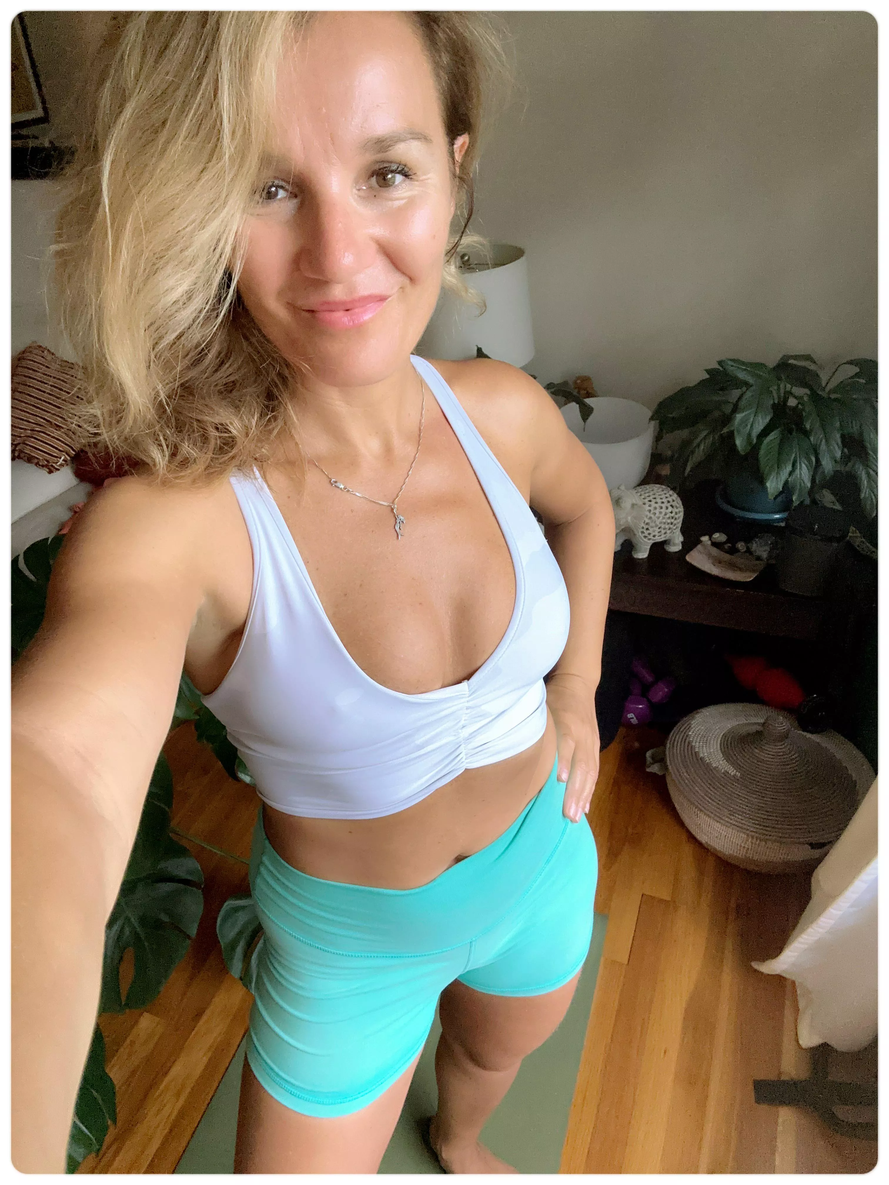 The glow of a woman whose heart is integrated with her pussy (f) f47