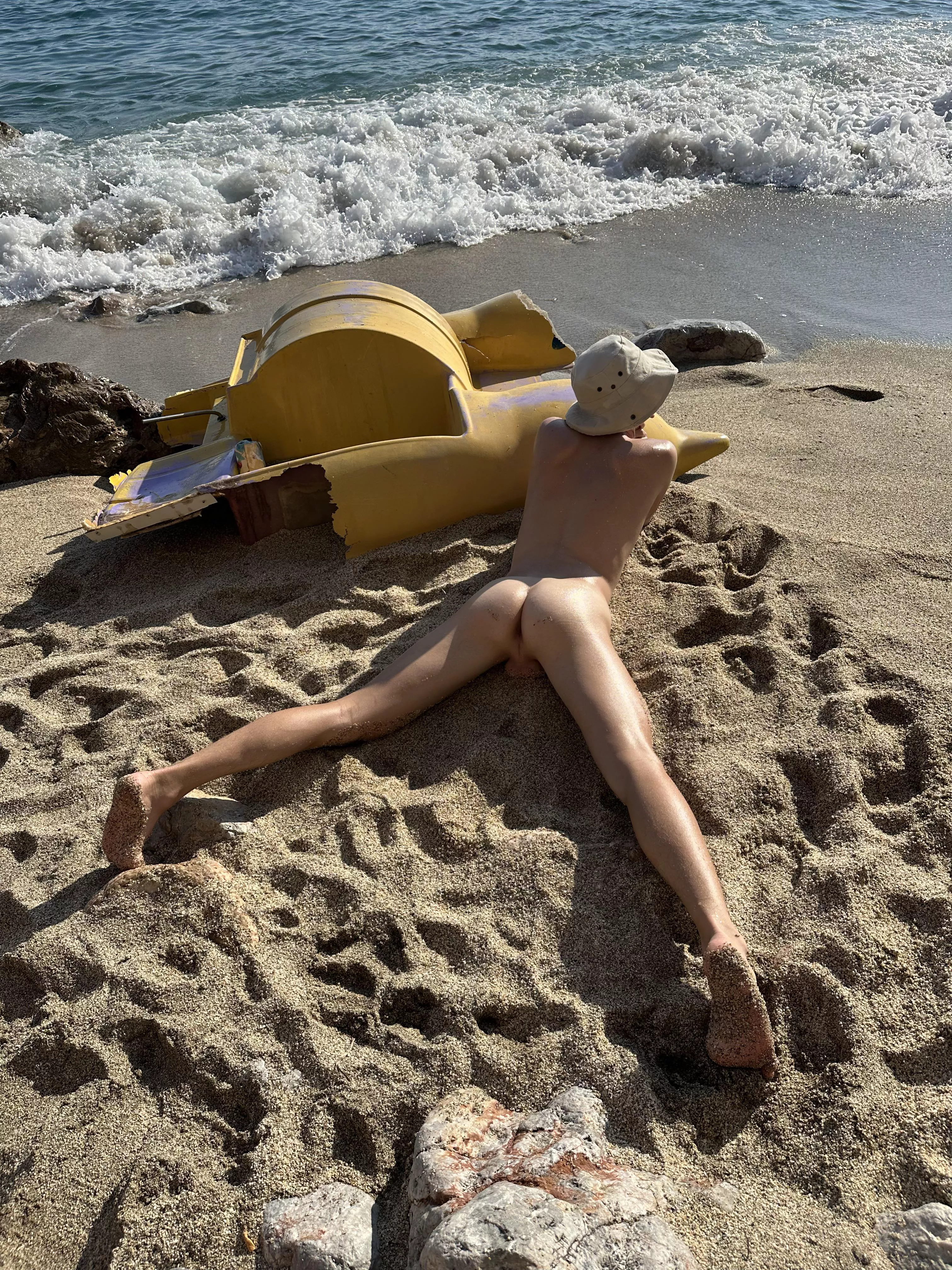 The paparazzi took a picture of me on the beach 😂