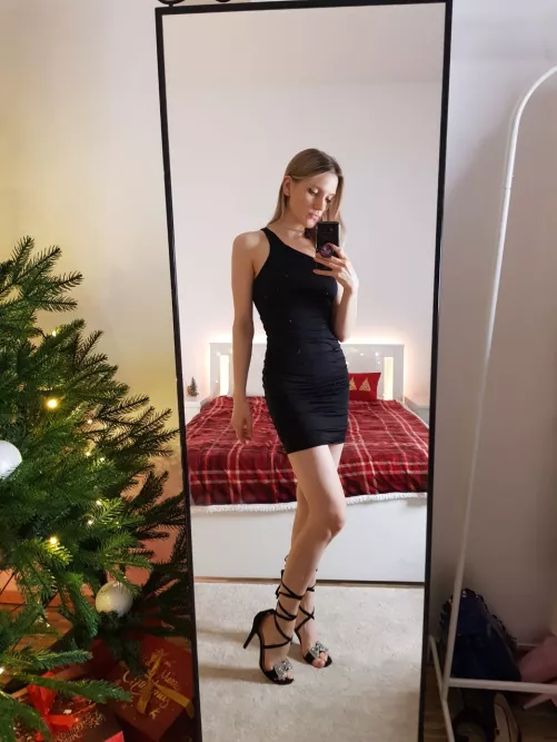 Blondes look good in black