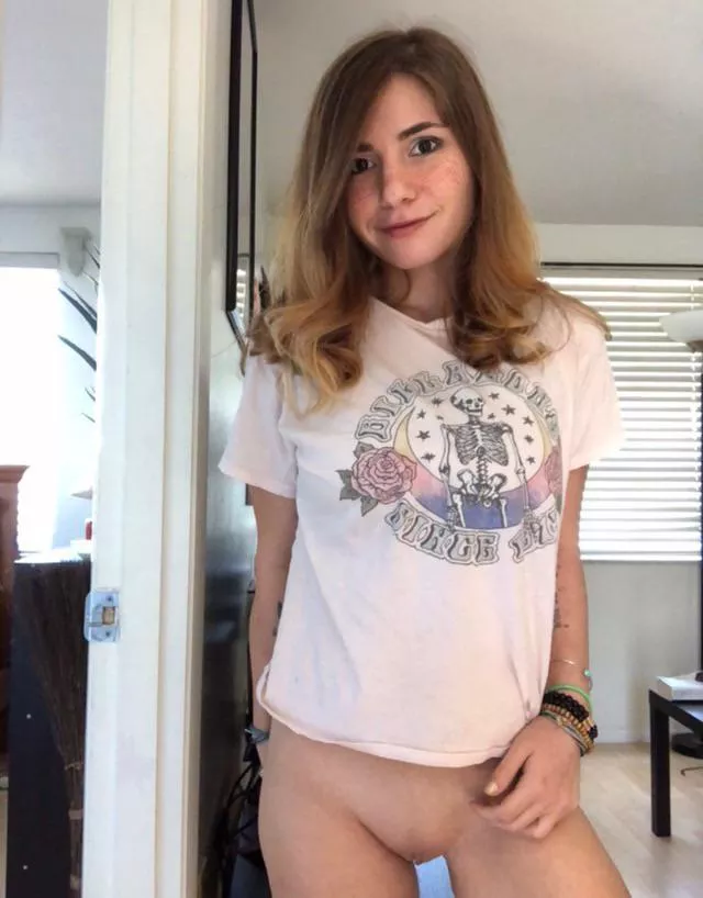 debating my hair short like this or grow it out??