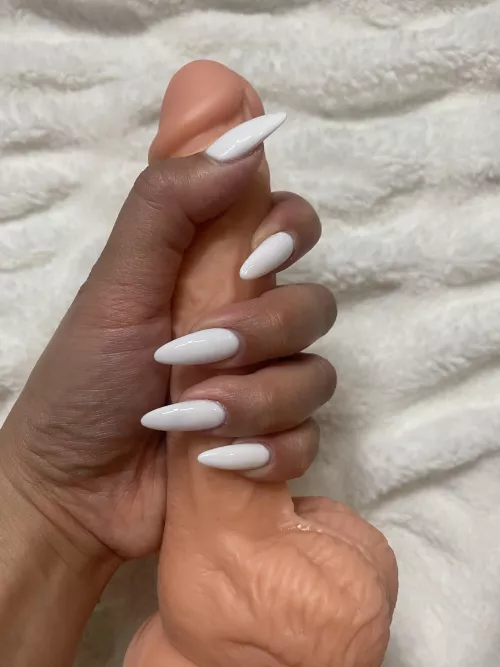 Do you like Filipina girls with slutty nails?