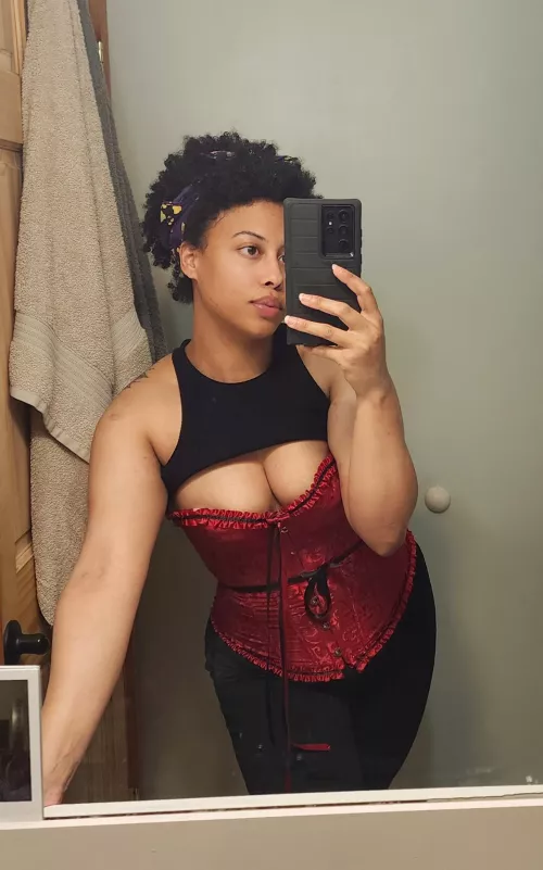 I love corsets right now