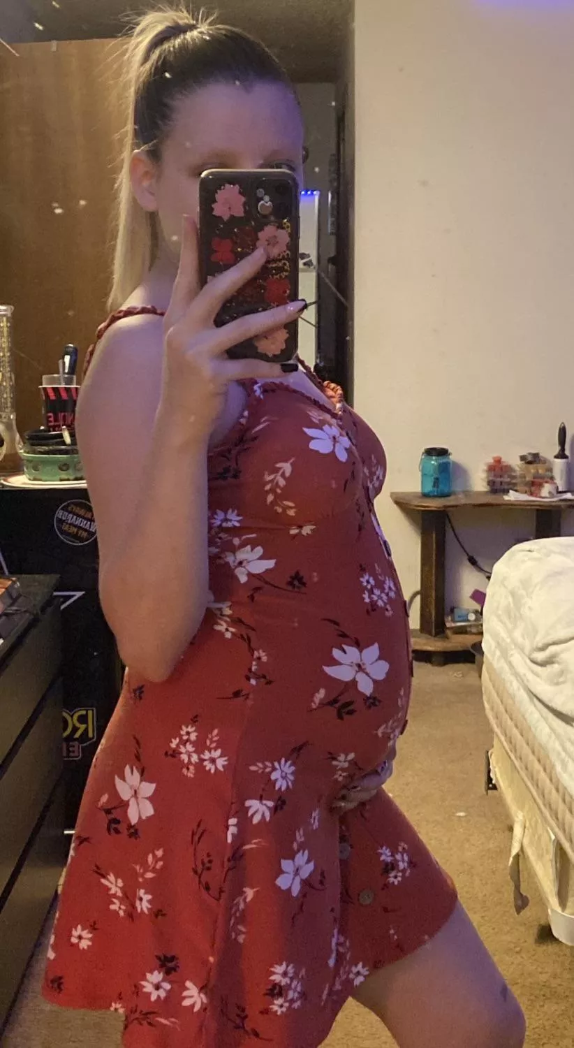 i love my bump in dresses! 🥰😼