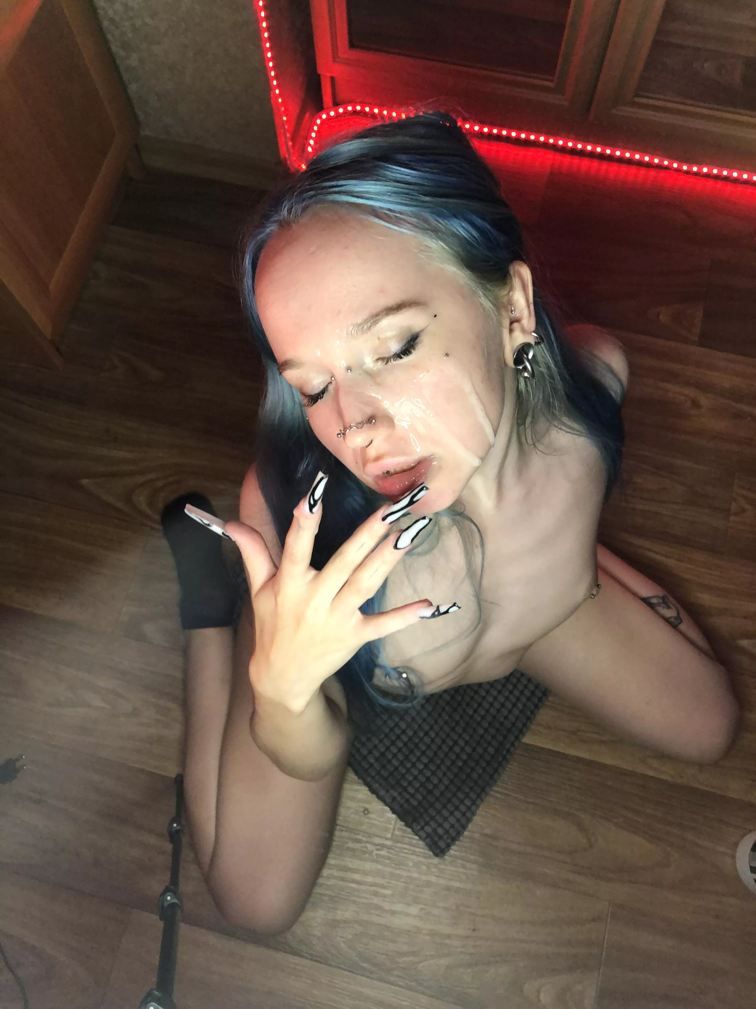 It feels great to have cum on my face.