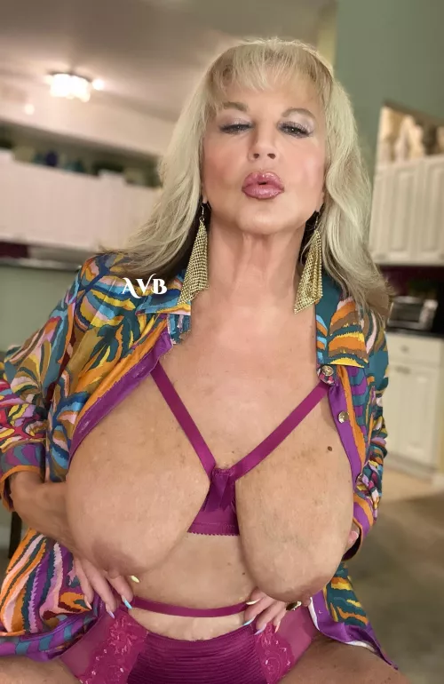 It's a GILF weekend!