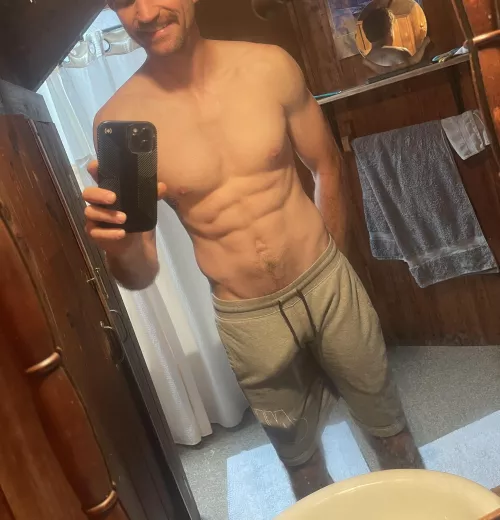 It’s getting to be sweat pants season again☺️[33]