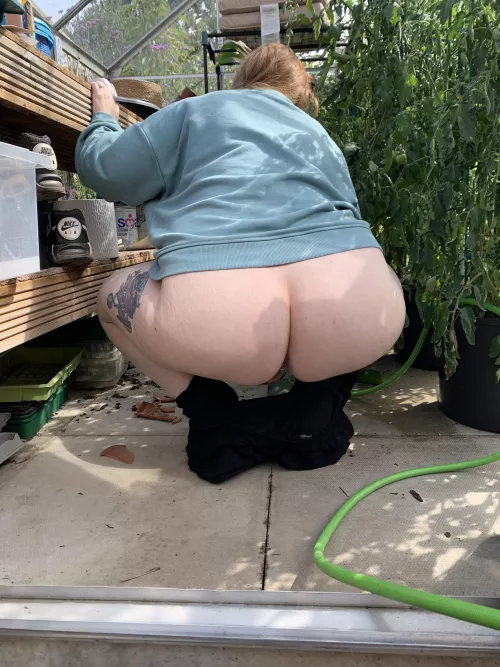 This naughty MILF enjoys being fucked outdoors 😉