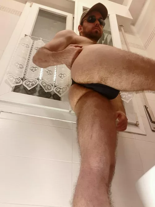 Volunteers to dry my sweaty ass?