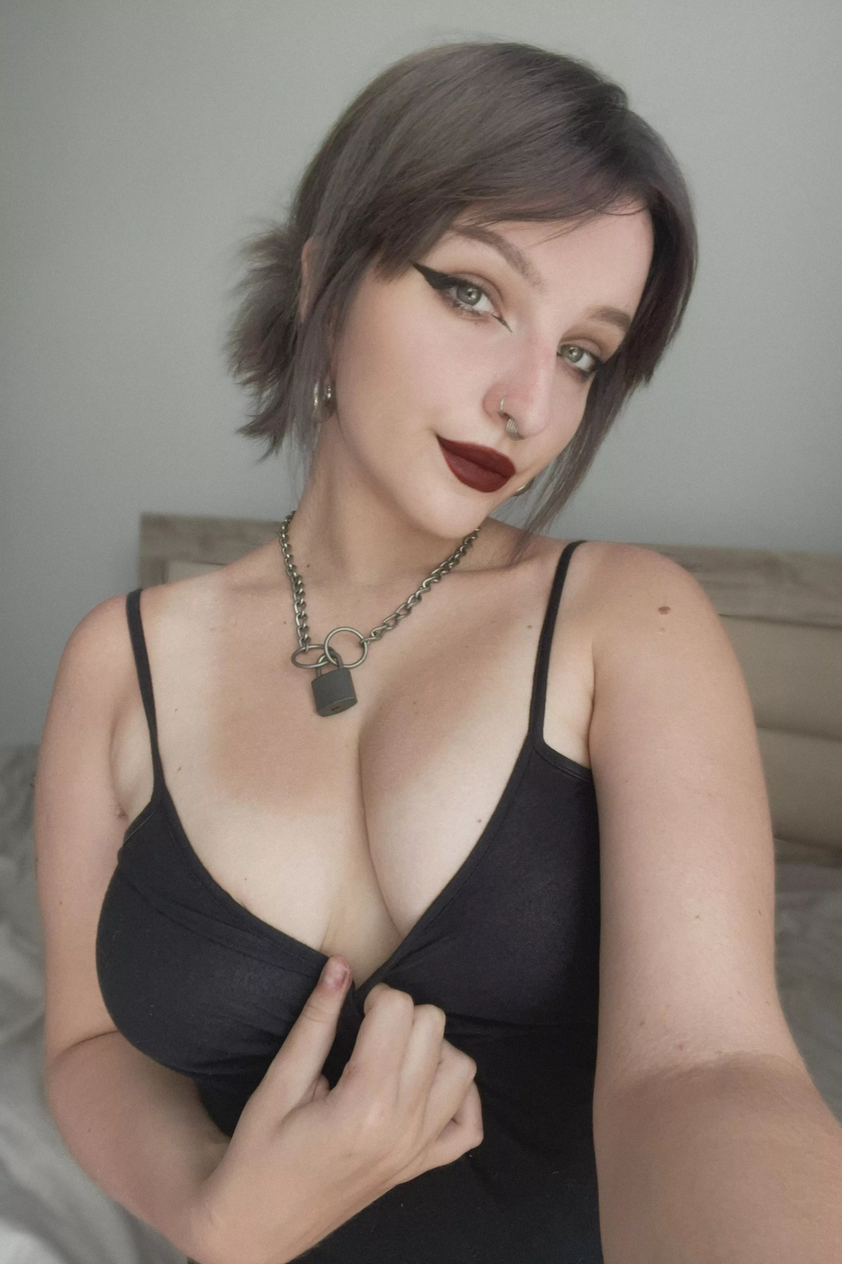 hope i can have your eyes on me even if i am not fully nude 🖤