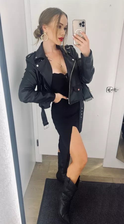 IUTR All black today 🖤