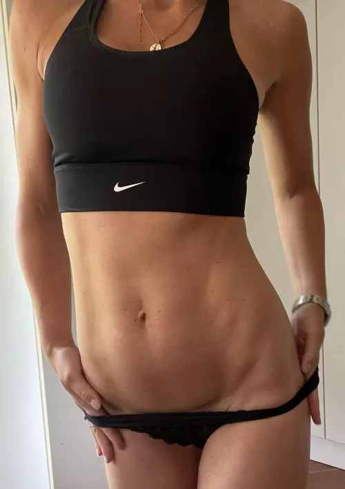 Mum 34, two kids, in her sporty croptop…