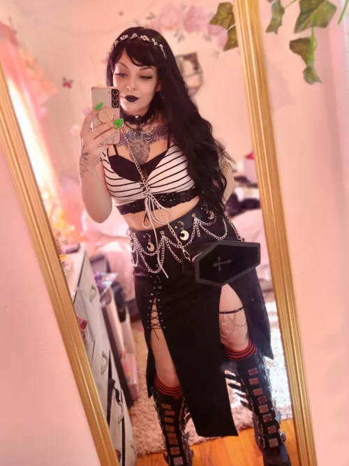 Naomi C (@thenaomipeaches)