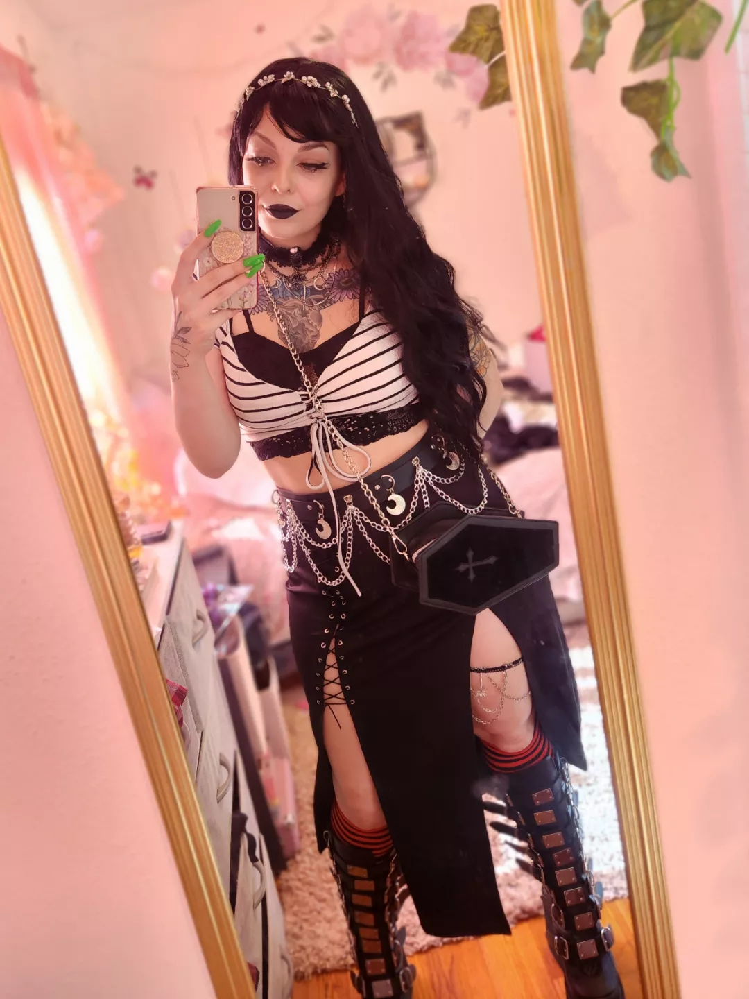 Naomi C (@thenaomipeaches)