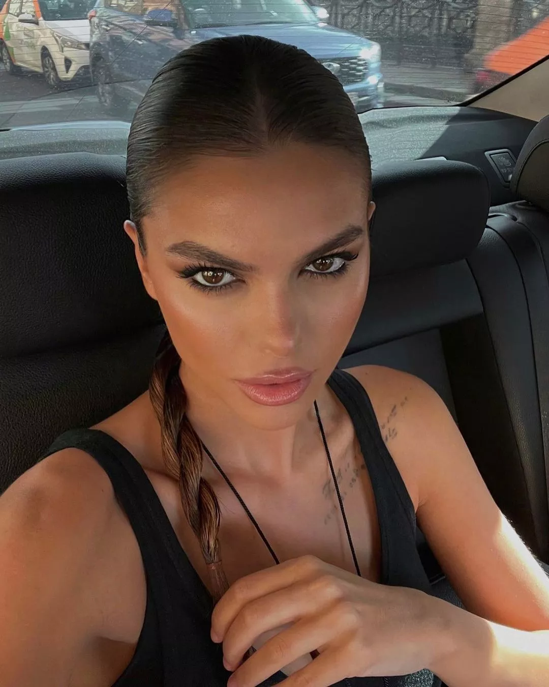 she know how to look sexy