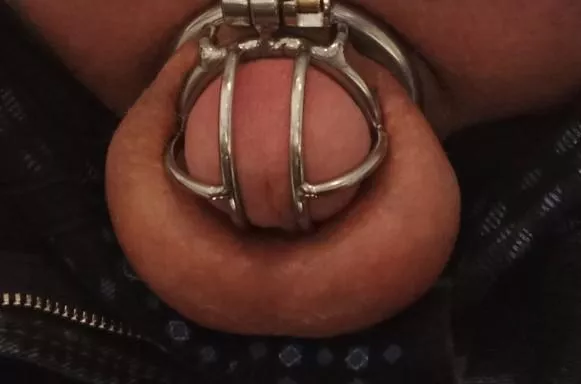 Tiniest cage fits me perfectly 🤏🤣