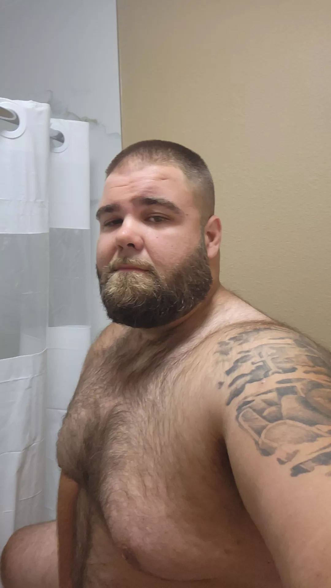 Who wants to fuck in the hotel shower 😈