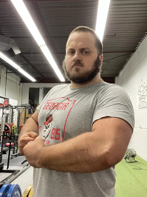 31 M Arms like tree trunks