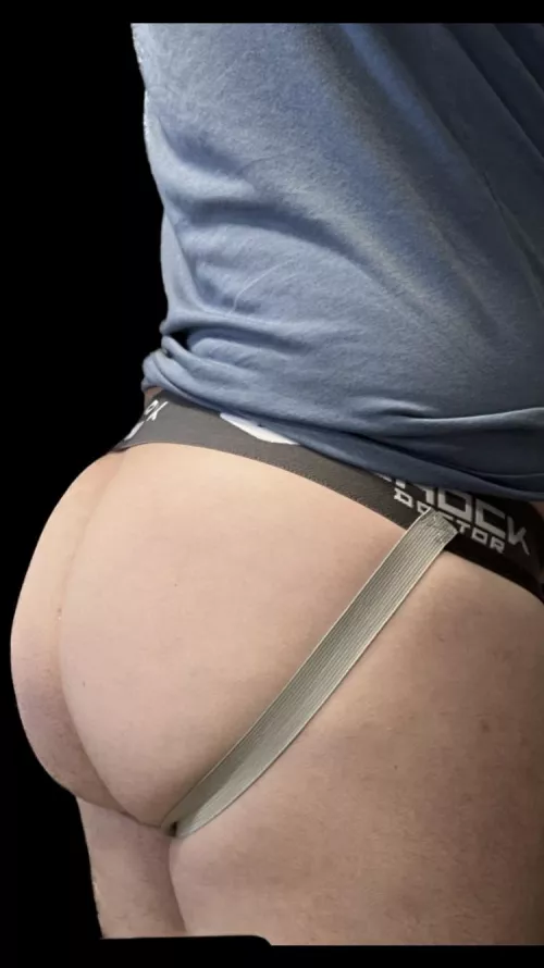A whole lotta ASS bustin’ out that jockstrap 😏