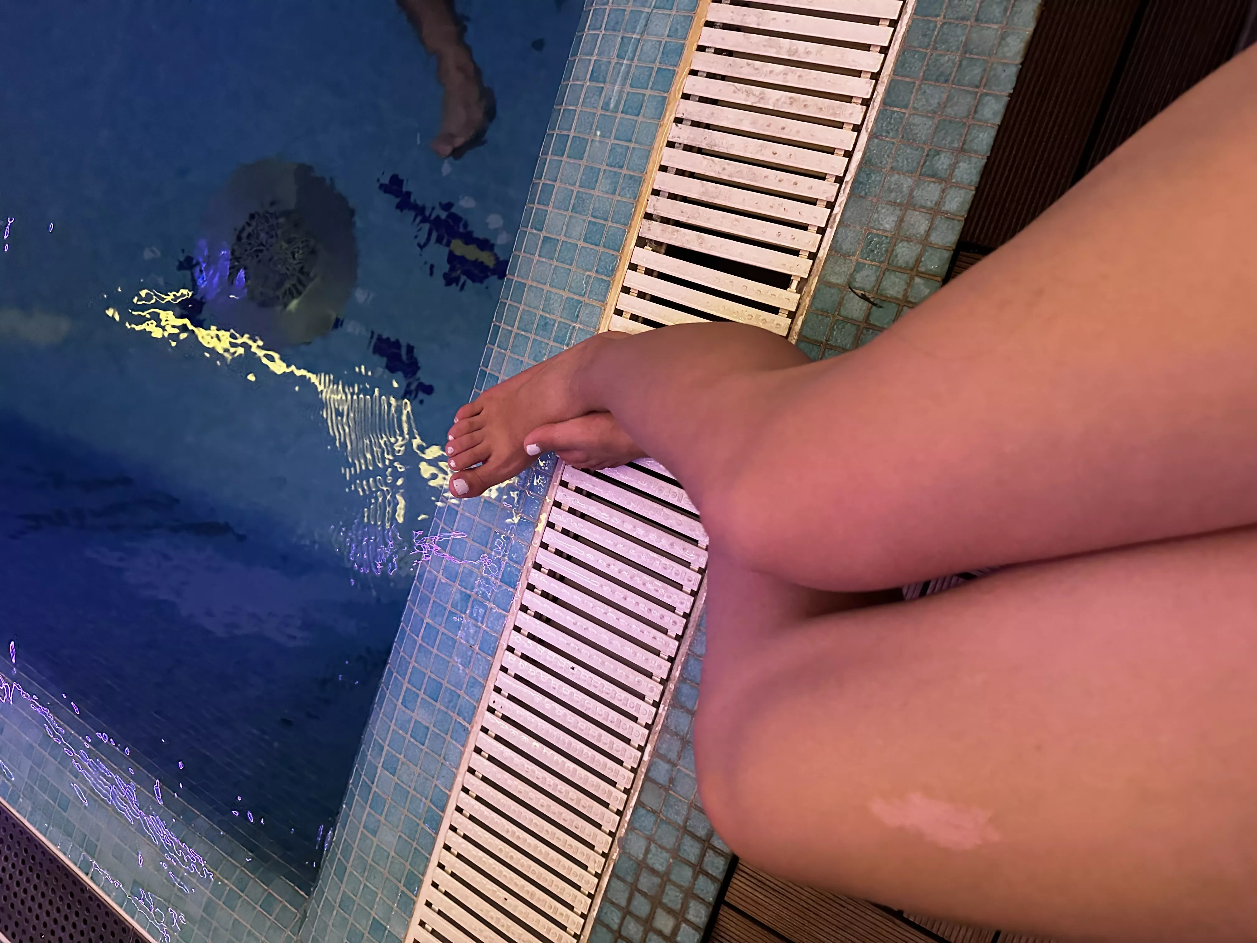 Enjoy the beauty of my legs, a mix of charm and allure F19