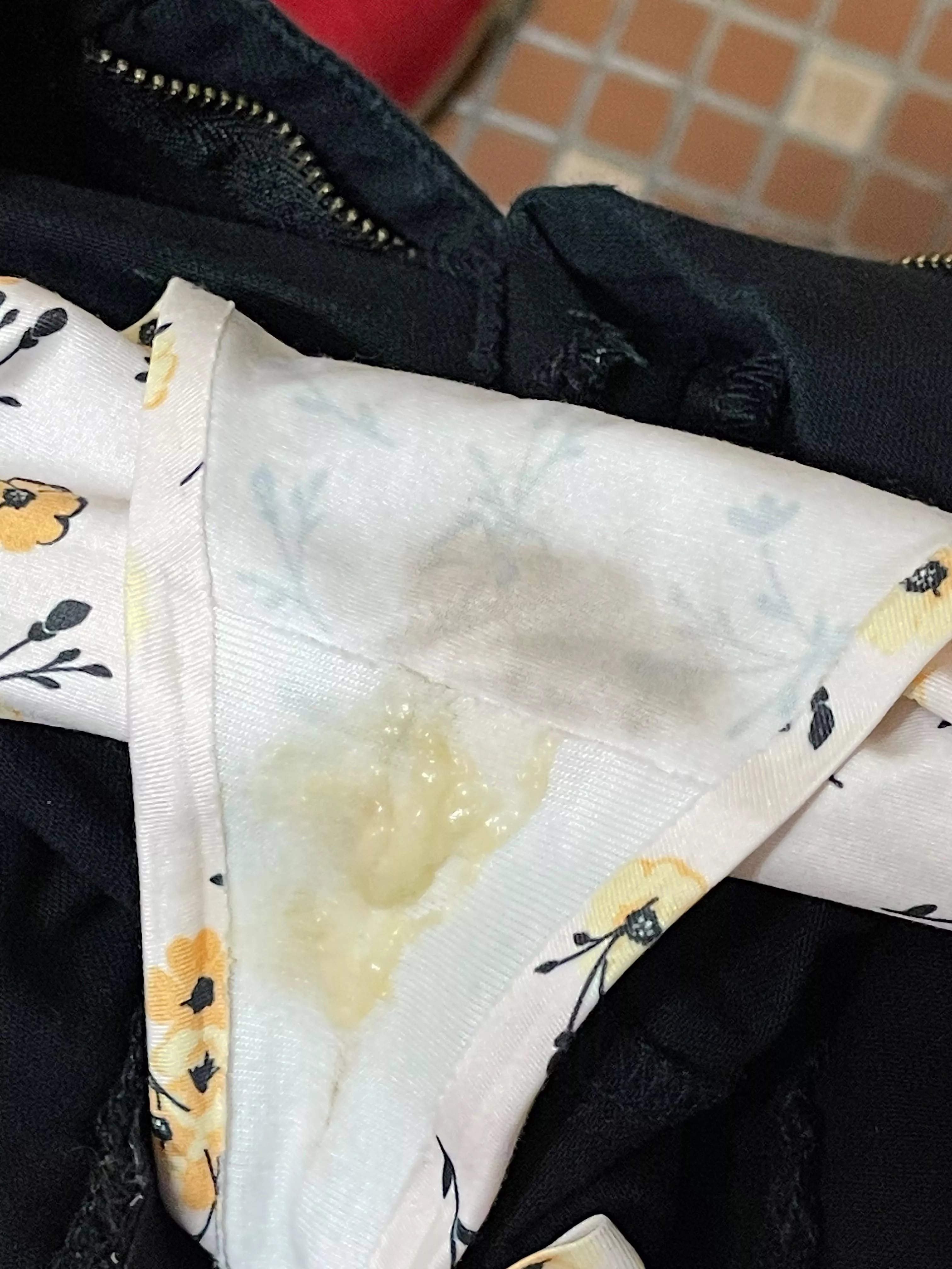 How I start my monday work panty. Who's going to clean this for me? 🙈