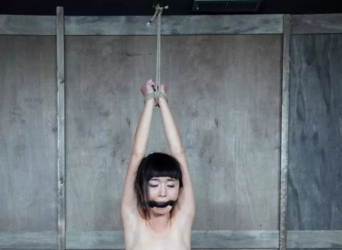 How to tie wrists safely for suspension?