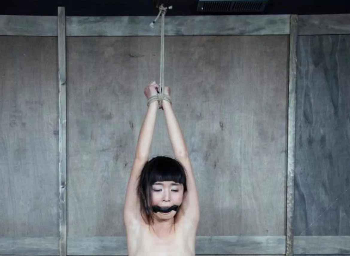 How to tie wrists safely for suspension?