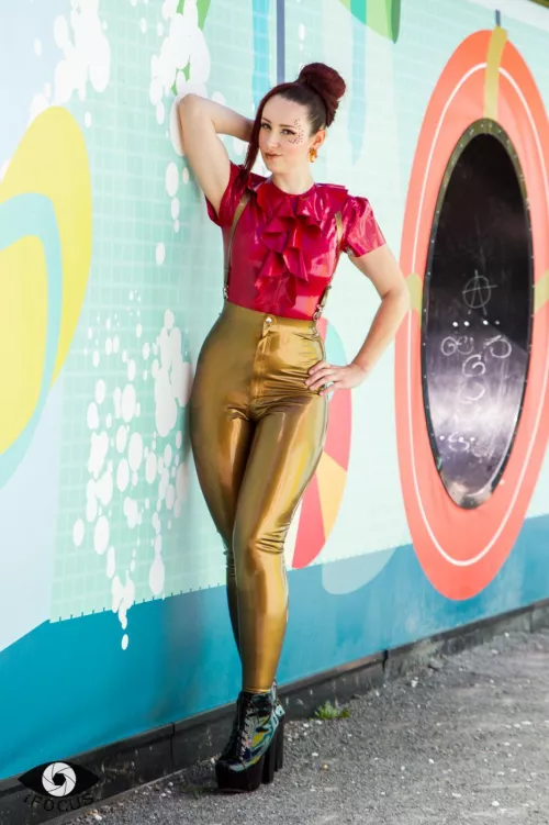 I’m flying to Montreal now for the Montreal Fetish Weekend. Lots of shiny adventures are coming up soon! 😎🥳