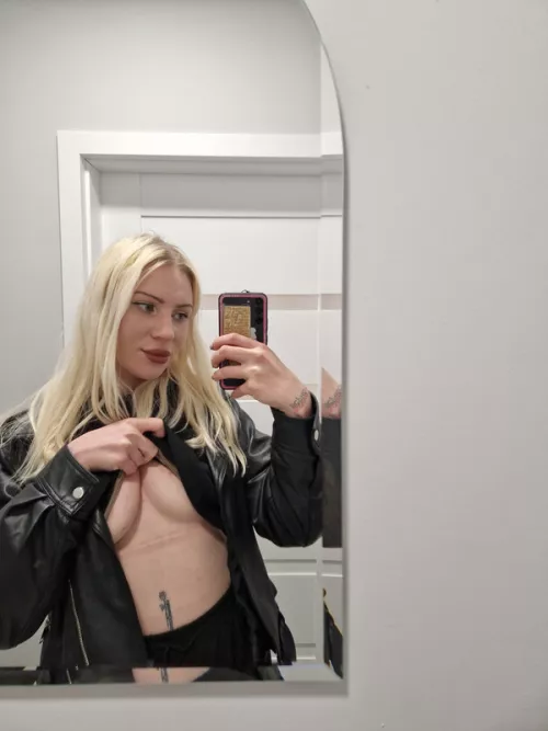 I'm horny anyone online want to have sexting or video call