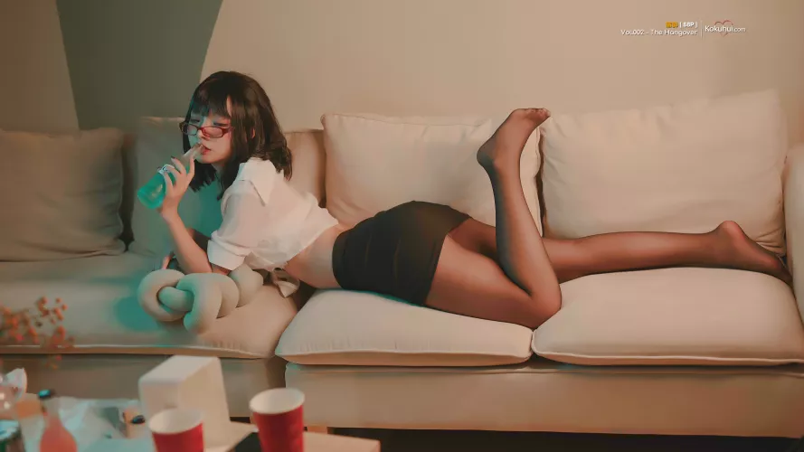 Secretary Kokuhui relaxing after work