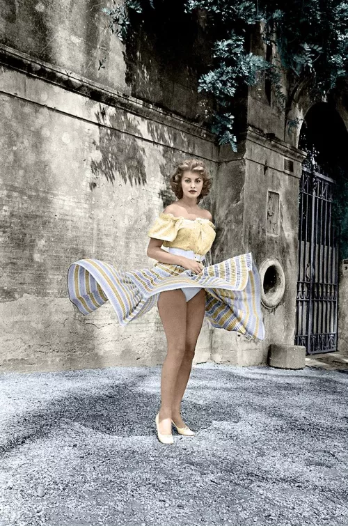 Sophia Loren 50's.. and nice legs