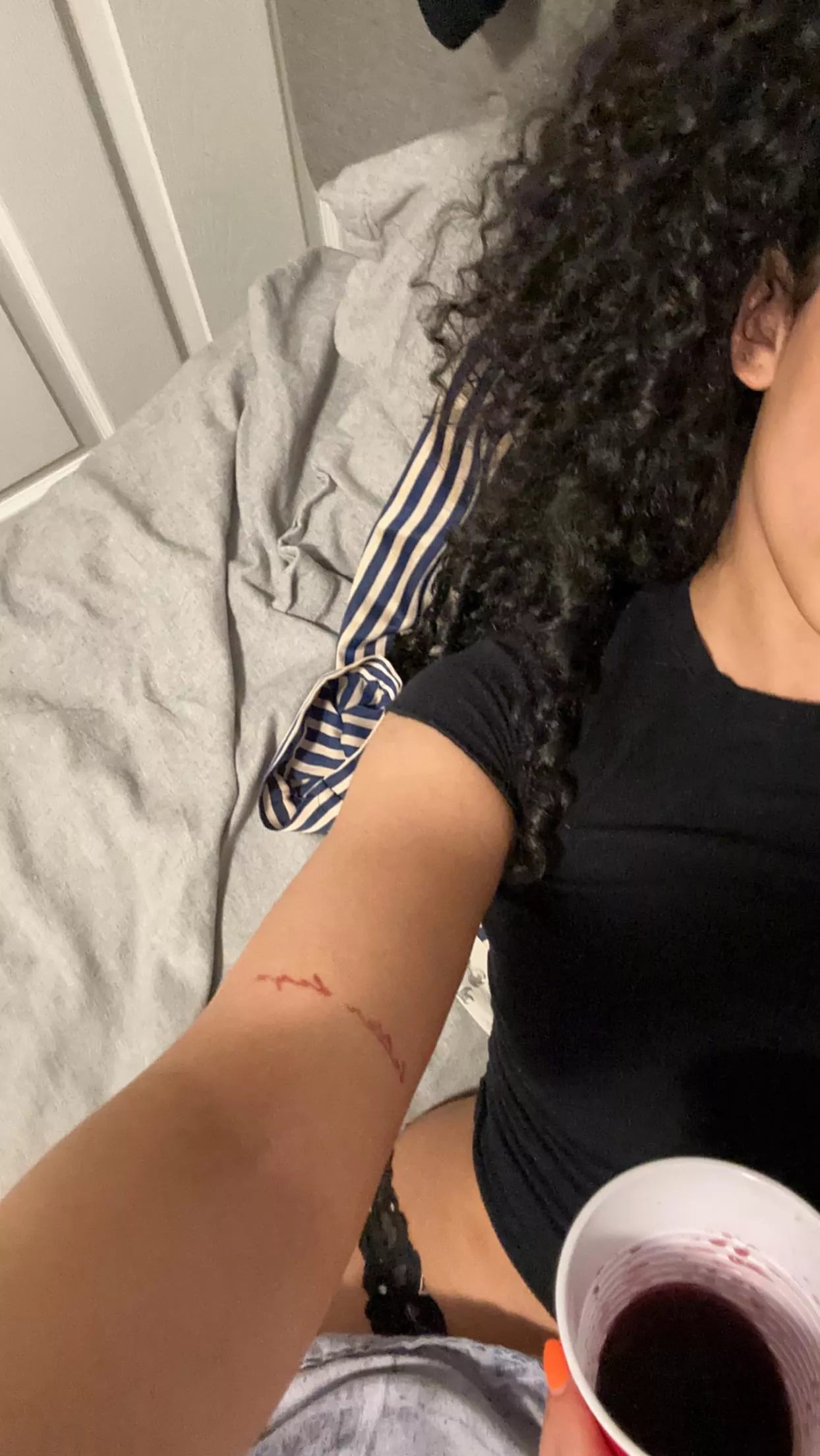 boredddd. who wants to come sip some red wine with me 😩🍷