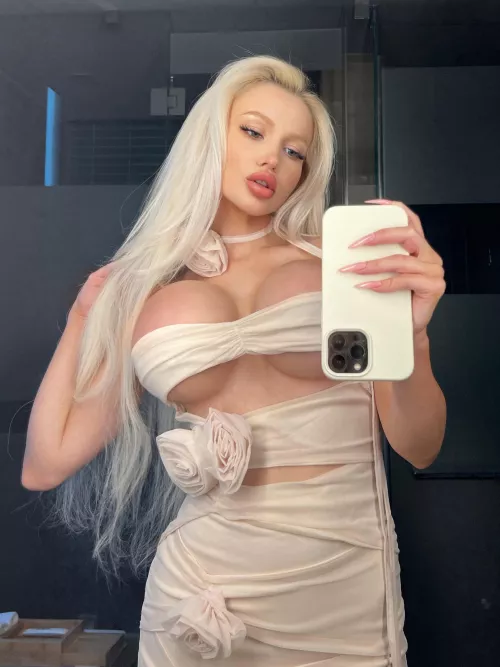 Can your bimbo fuckdoll send you selfies like this?