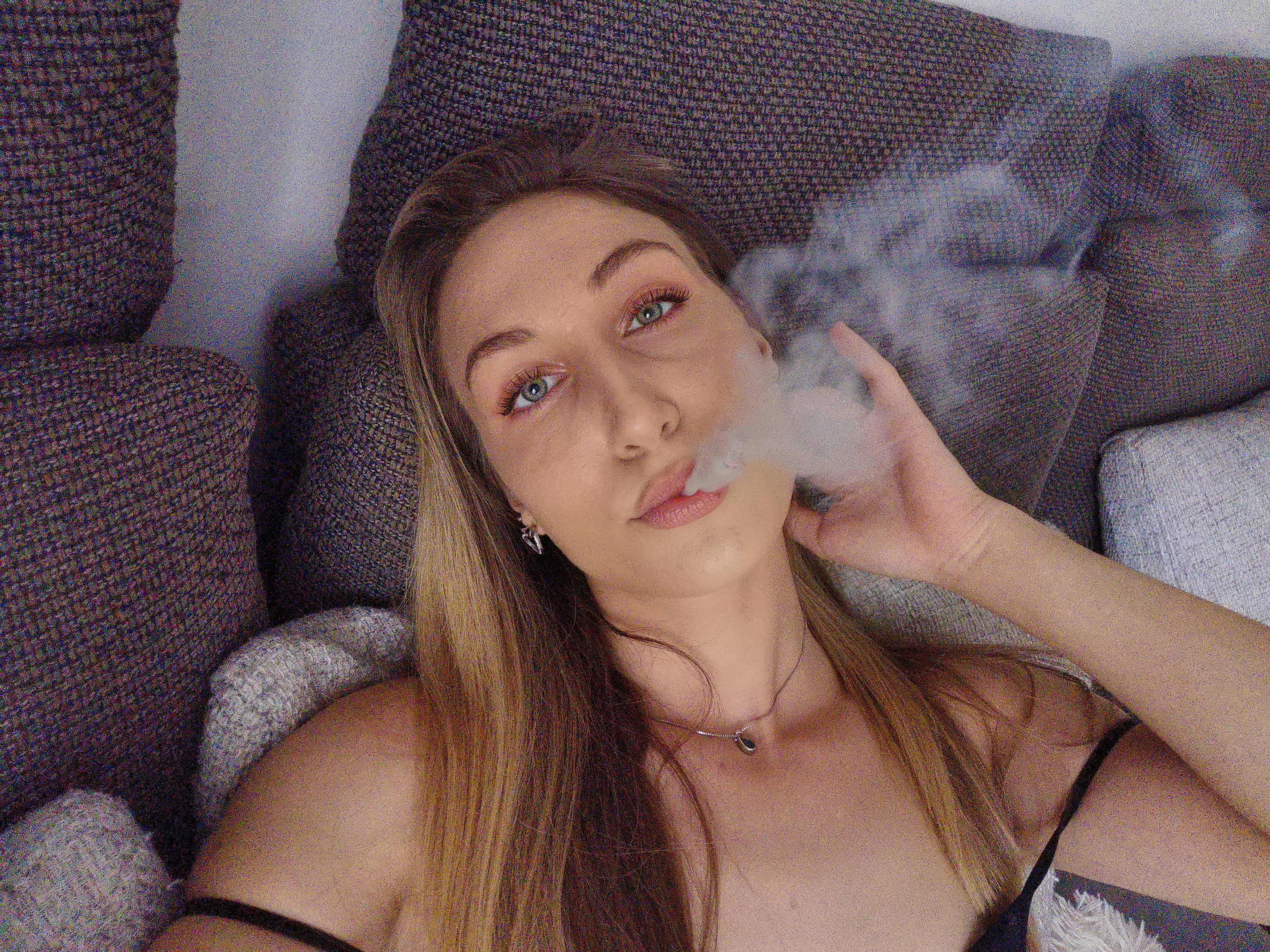 Hump day smoking 🤍🚬🔥 at home 🥰