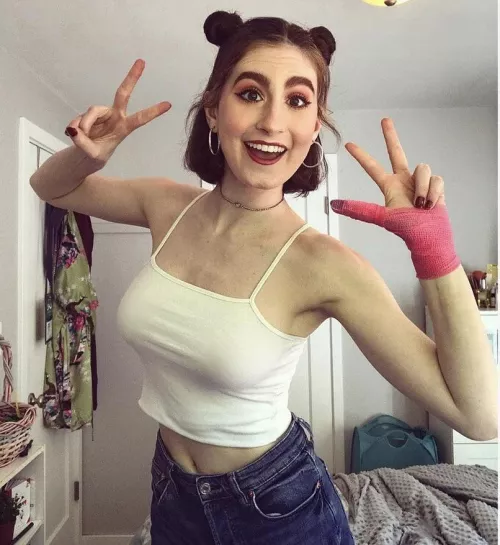 Notice the broken thumb?