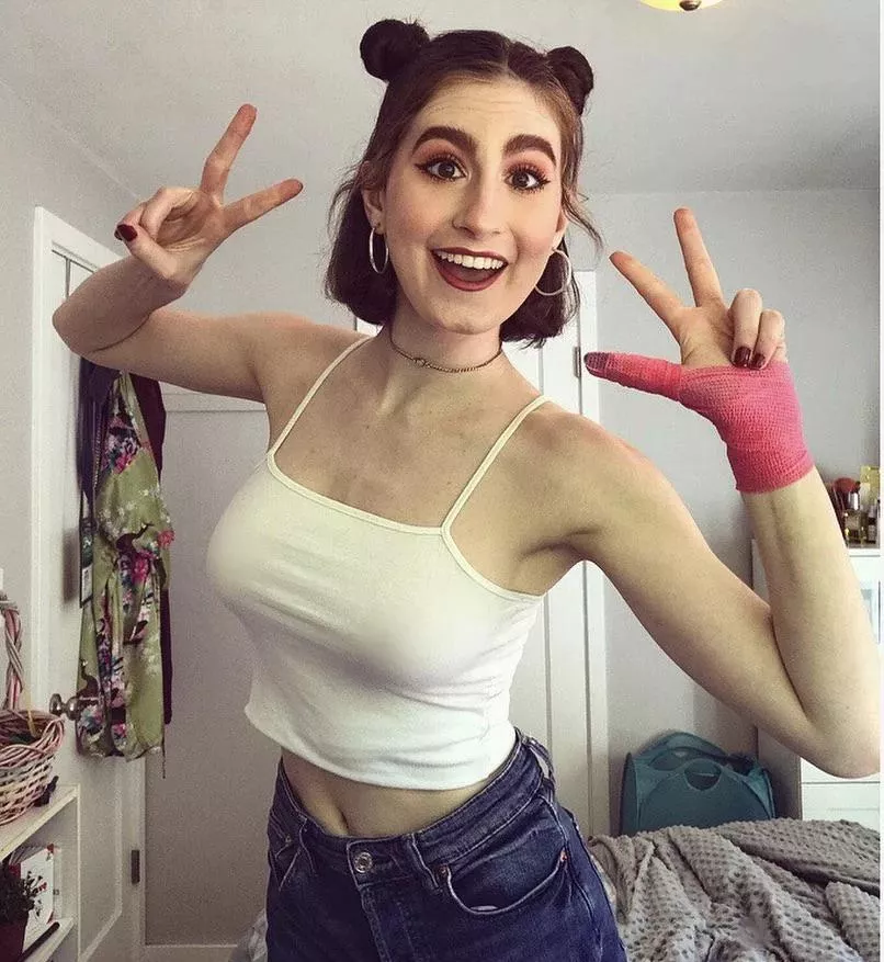 Notice the broken thumb?