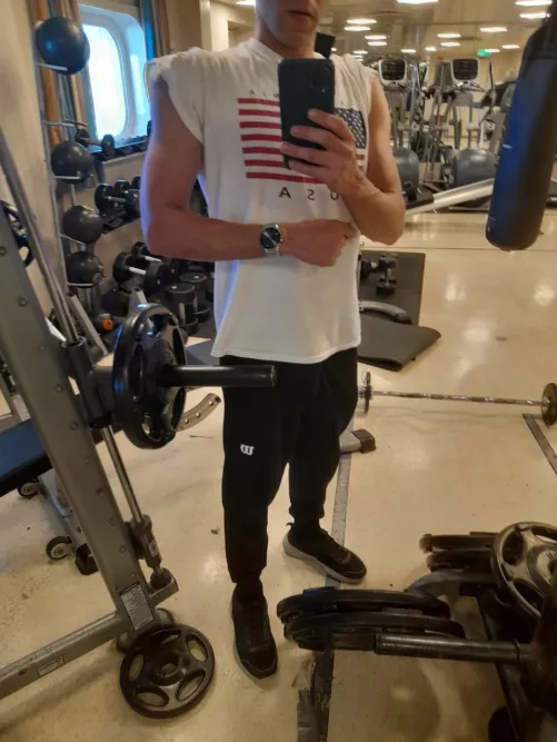 Big dick available for couples .