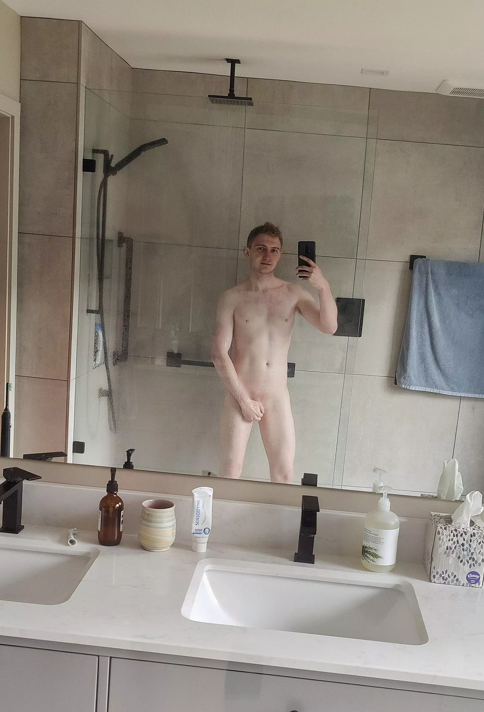 Come shower with me? 🚿😘