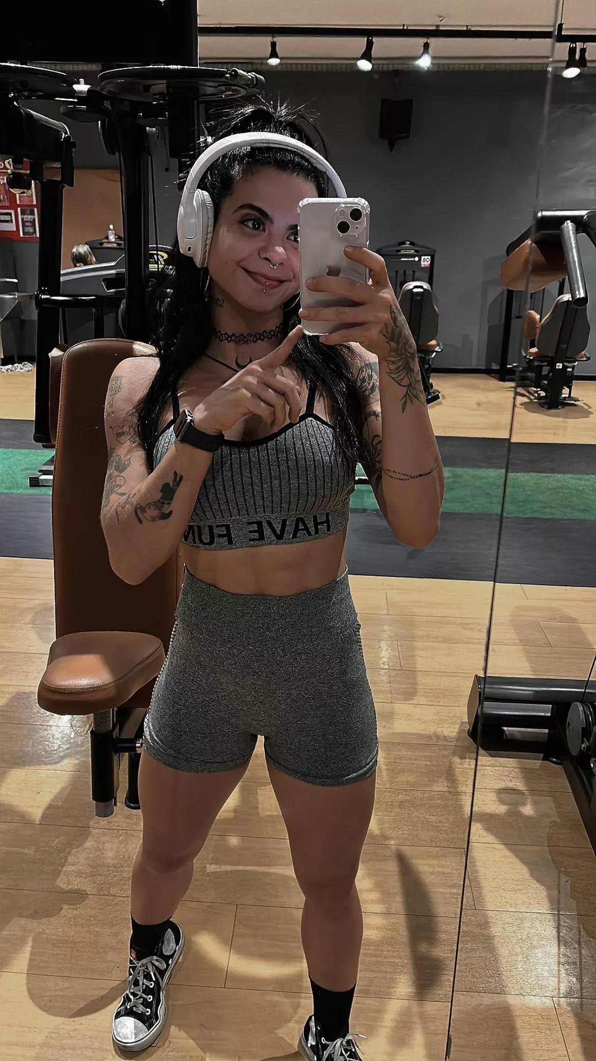 (F) Me looking at the gym.. I saw 👀😏