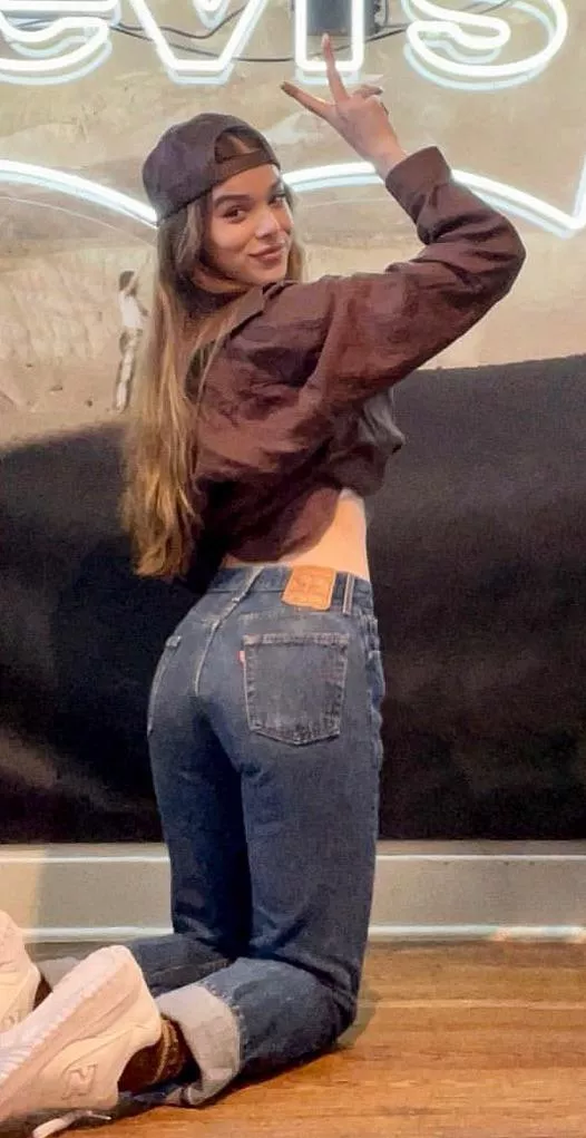 I’ll never get enough of unloading for Hailee Steinfeld.