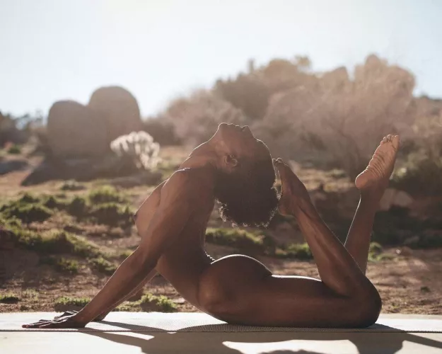 Naked yoga in Joshua Tree 🌵