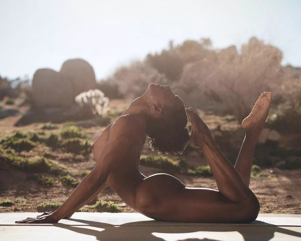 Naked yoga in Joshua Tree 🌵