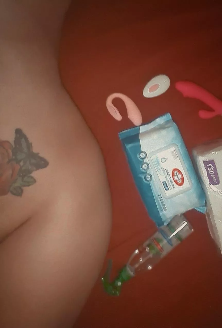 See I know just what you want and I know just what you need girl. So baby bring your body to me. I'm not (f)ooling around with you. Baby my love is true. With you is where I want to be. Girl you need someone, someone like me to satisfy your every needs.