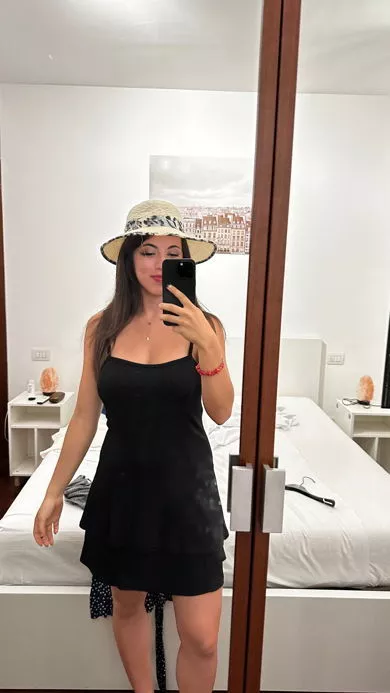 Black short dresses make me feel kinda sexy F19