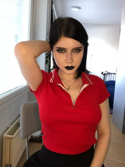 Careful, if you stare into my eyes you'll turn to stone - or at least parts of you 🖤