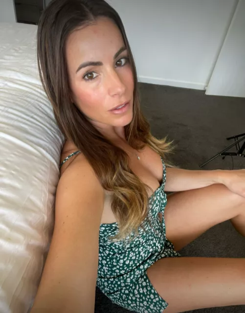 Come play with this horny hot wife