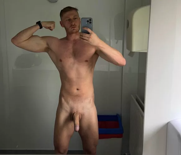 Crazy horny in work today, kinda wish someone walked in 😈