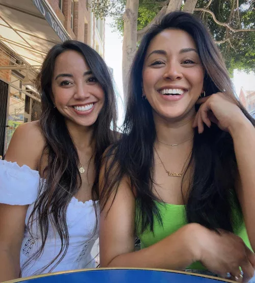 Cute Filipinas: Left or Right?