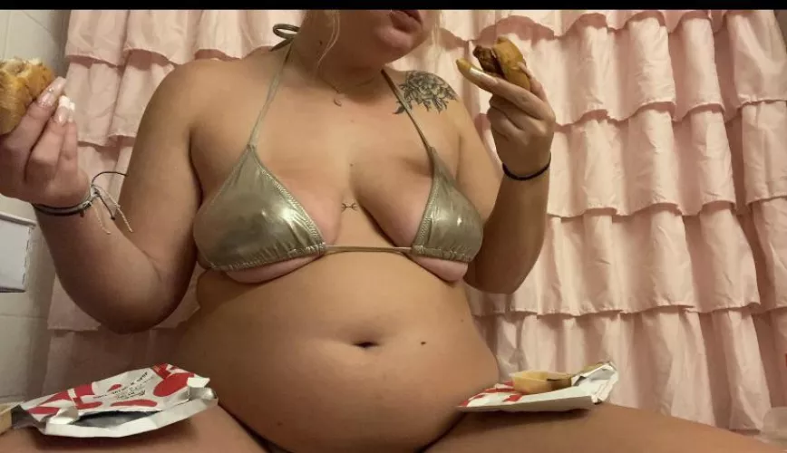 Double fisting chicken sandwich’s😮‍💨