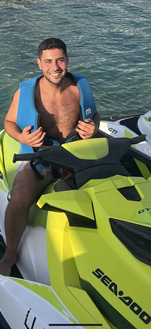 I am looking for someone to set behind me and rub my chest hair while i ride my jiski